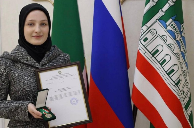 ЧЕЧНЯ.  Хадижат Кадыровой вручена  медаль «За заслуги перед Чеченской Республикой»