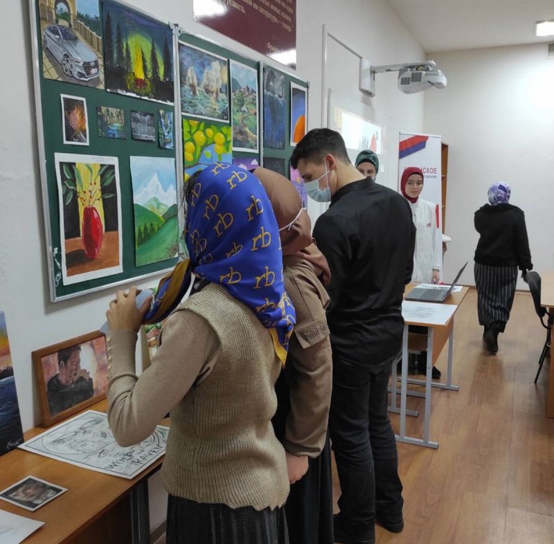 ЧЕЧНЯ. «Молодая Гвардия Единой России» организовала выставку юных художников в Грозном