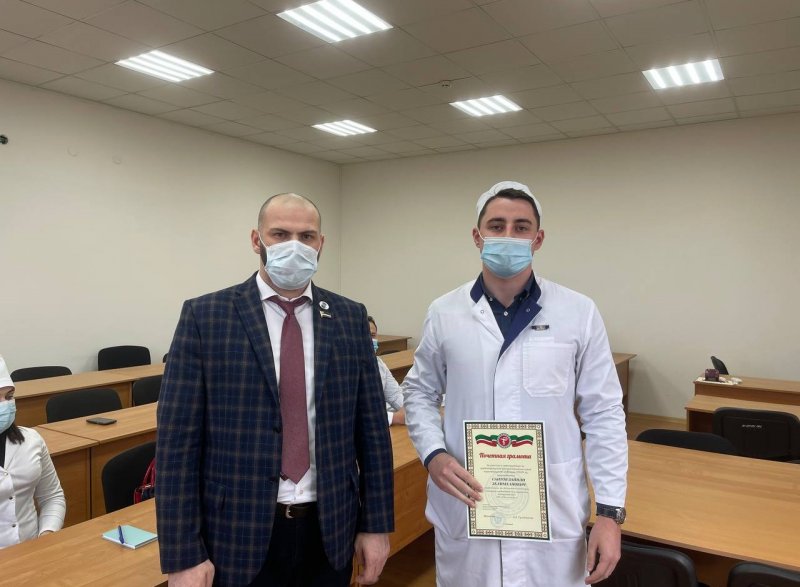 ЧЕЧНЯ. Молодогвардейцы вручили студентам Мединститута ЧГУ почетные грамоты за их деятельность в «красной зоне» в период пандемии