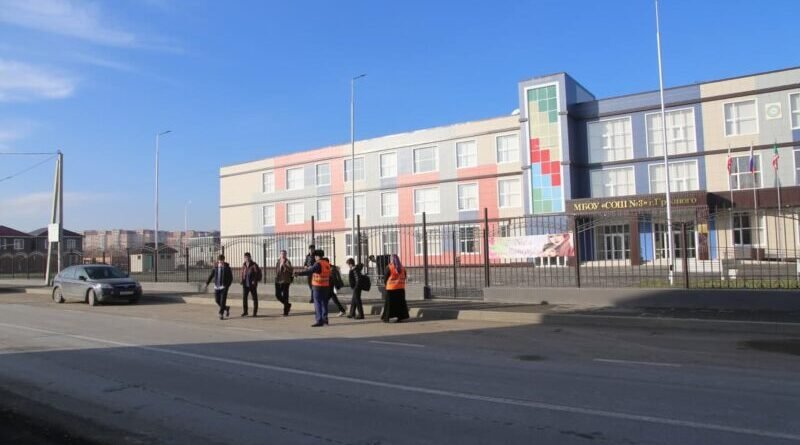 ЧЕЧНЯ.  Общественники в Грозном провели мониторинг объектов нацпроекта, ведущих к учебным заведениям и больницам