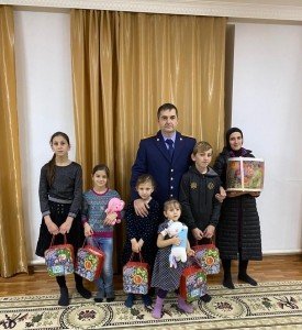 ЧЕЧНЯ. Офицеры Ачхой-Мартановского МСО поздравили многодетную семью с наступающим Новым годом