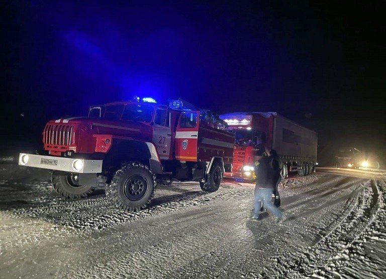 ЧЕЧНЯ. Пожарные из ЧР помогли водителям фур, застрявшим в кювете на перевале