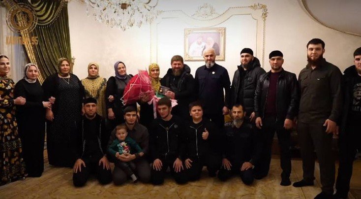 ЧЕЧНЯ. Рамзан Кадыров вручил Совле Музуруевой медаль «Ненан сий»