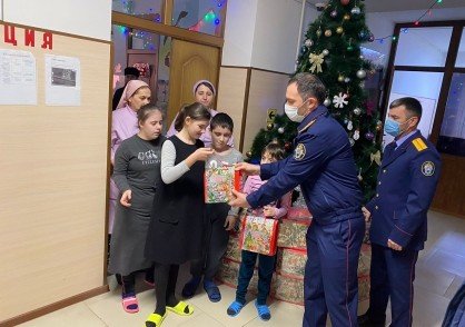 ЧЕЧНЯ. Сотрудники Шалинского МСО поздравили с Новым годом ребят из подшефного детского реабилитационного центра