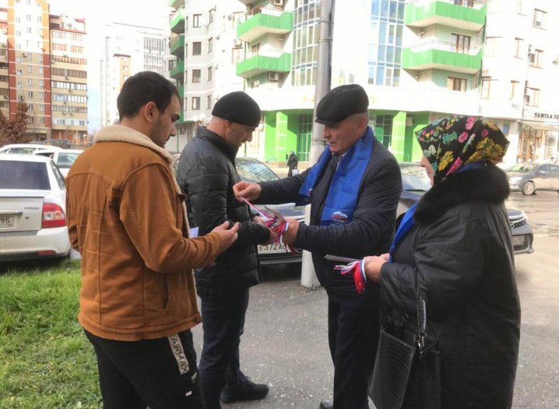 ЧЕЧНЯ. В День Конституции  в республике раздали 20 тысяч лент с изображением триколора