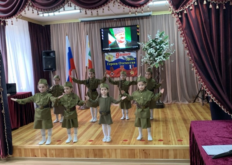ЧЕЧНЯ. В Гудермесском центре социальной помощи семье и детям провели мероприятие на тему: “Имена героев-земляков”
