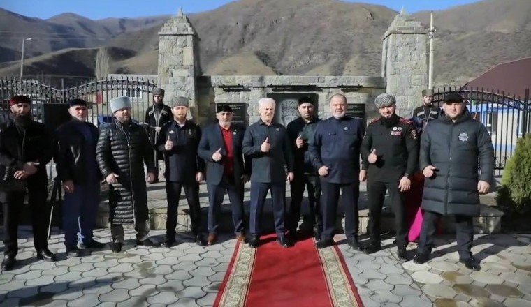 ЧЕЧНЯ.  В Итум- Кали  открыли  Мемориальную стелу памяти Ахмат-Хаджи Кадырова