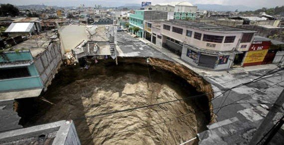 Из-за незаконной добычи золотоносной руды в Эквадоре провалились под землю два здания