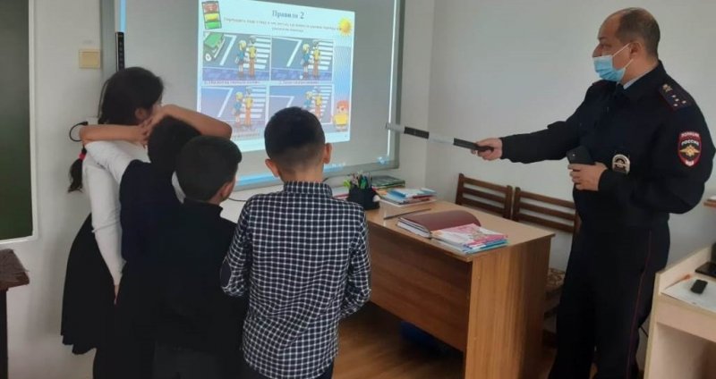 КБР. Автоинспекторы Кабардино-Балкарии обучают учеников начальных классов правилам построения безопасного маршрута