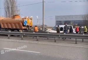 РОСТОВ. После столкновения водовоза и кроссовера под Ростовом образовалась пробка