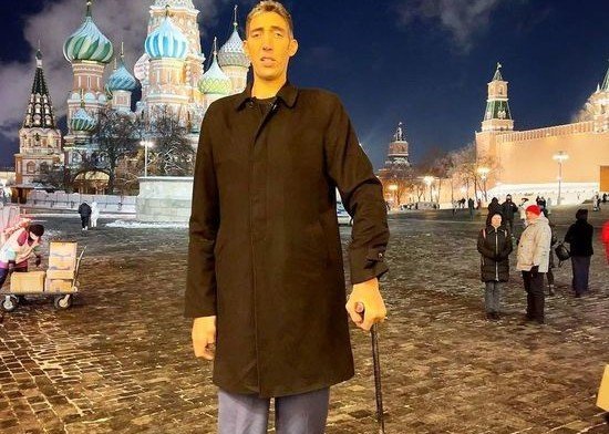 Самый высокий человек в мире ищет себе невесту в Москве