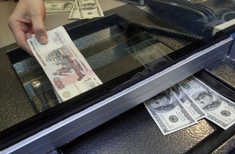 США и Евросоюз могут ввести санкции на обмен рублей в доллары