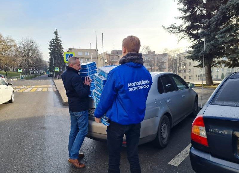 СТАВРОПОЛЬЕ. В Пятигорске детям медиков, задействованных в «красных зонах», передали новогодние подарки