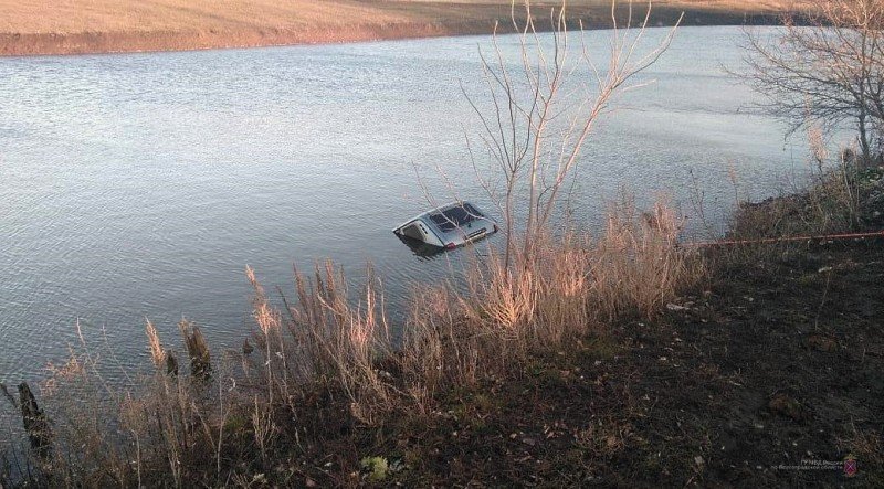 ВОЛГОГРАД. В Новониколаевском районе в пруду обнаружен автомобиль с утопленником