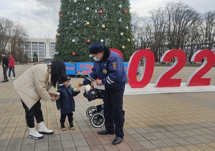 АДЫГЕЯ. Госавтоинспекторы Адыгеи провели акцию в центре Майкопа