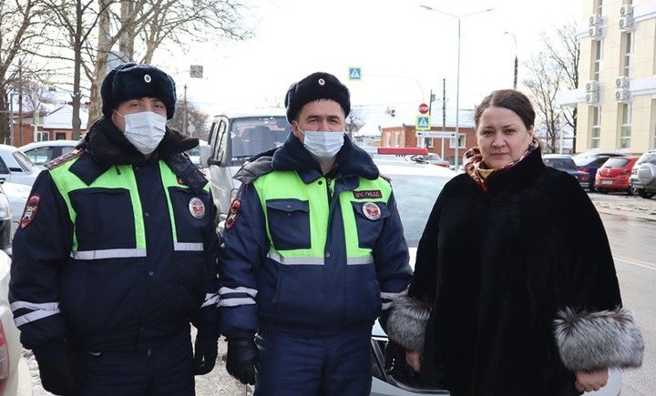 АДЫГЕЯ. В Адыгее сотрудники ГИБДД сопроводили маму с маленьким ребенком в медицинское учреждение