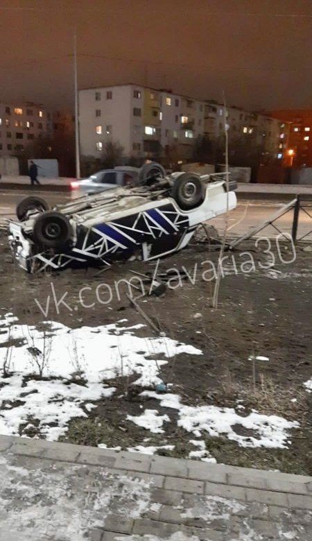 АСТРАХАНЬ. В Астрахани на новой дороге перевернулось авто