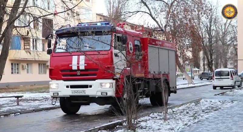 ЧЕЧНЯ. В Грозном пожарные деблокировали дверь квартиры, в которой остались малолетние дети (видео)