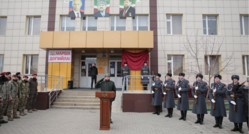 ЧЕЧНЯ. В Новощедринской школе увековечели память сотрудника ОМОН Т. Беширханова