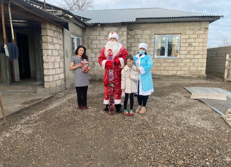 КБР. Полицейский Дед Мороз Зольского района поздравил с праздником детей из многодетных семей