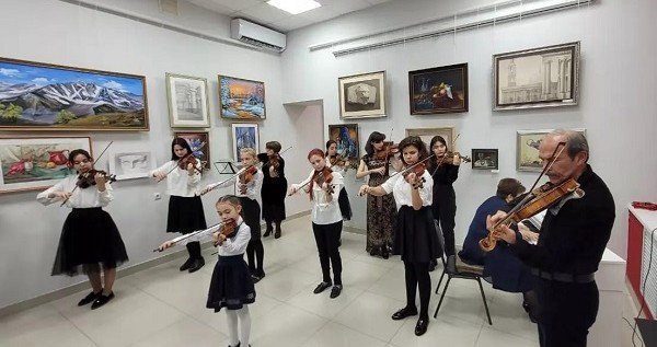 КБР. В Нальчике открылась выставка Лианы Кусовой и ее учеников