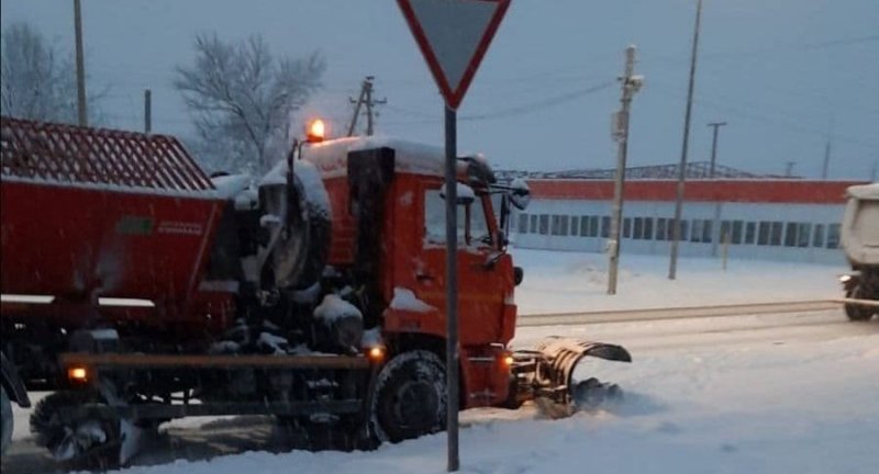 КРЫМ. На территории Белогорского района продолжает работать снегоуборочная техника
