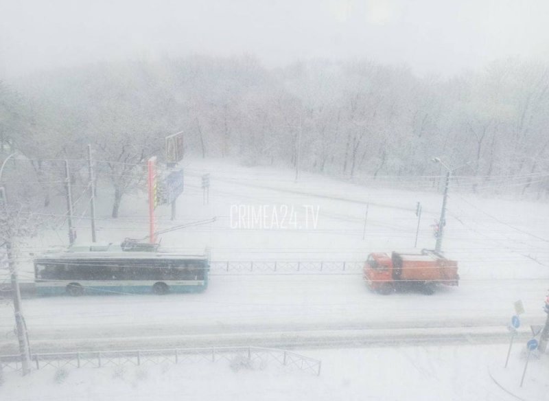 КРЫМ. Ночью 11 спецмашин расчищали Симферополь от снега