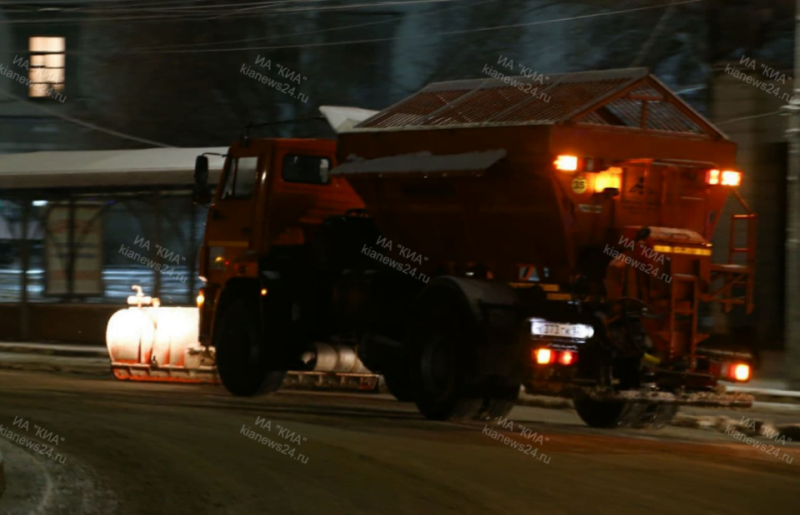 КРЫМ. За ночь на дороги Симферополя высыпали 45 тонн противогололёдного реагента
