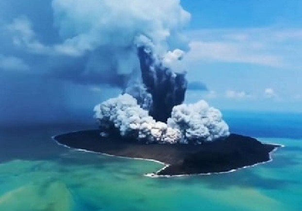 Мощное извержение вулкана в Тихом океане