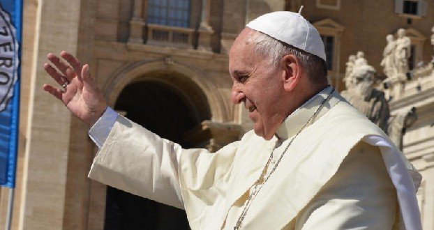 Папа Римский Франциск неожиданно побывал в магазине музыкальных дисков в Риме