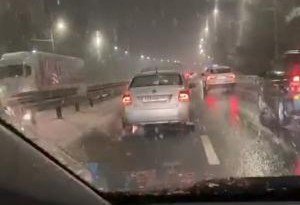 РОСТОВ. Из-за ДТП и непогоды движение на трассе под Ростовом сковала огромная пробка