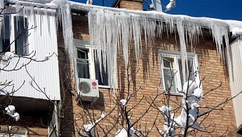 РОСТОВ. Ростовчан предупредили о падении с крыш снега и сосулек