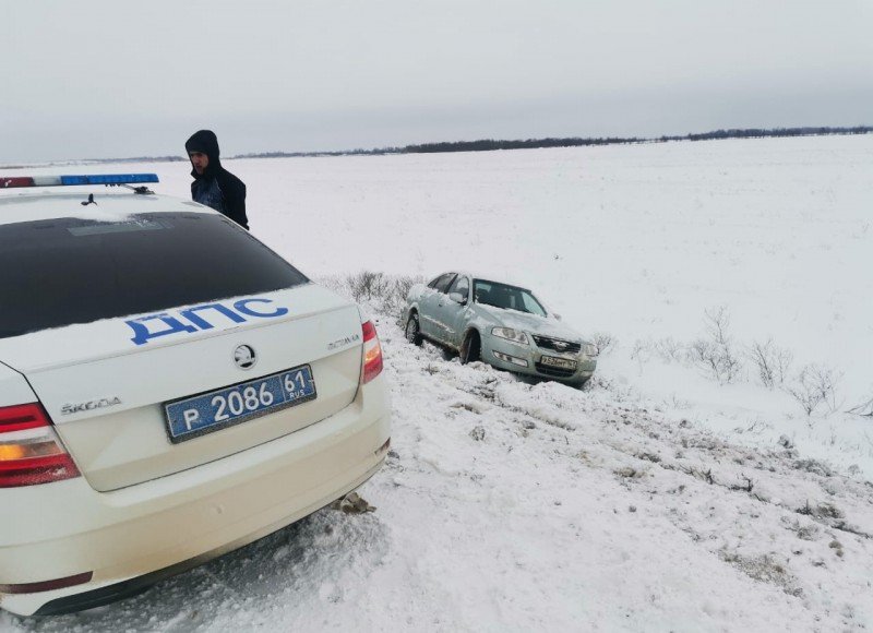 РОСТОВ. В Ростовской области инспекторы ДПС помогли мужчине не замерзнуть в автомобиле, который сломался на загородной трассе