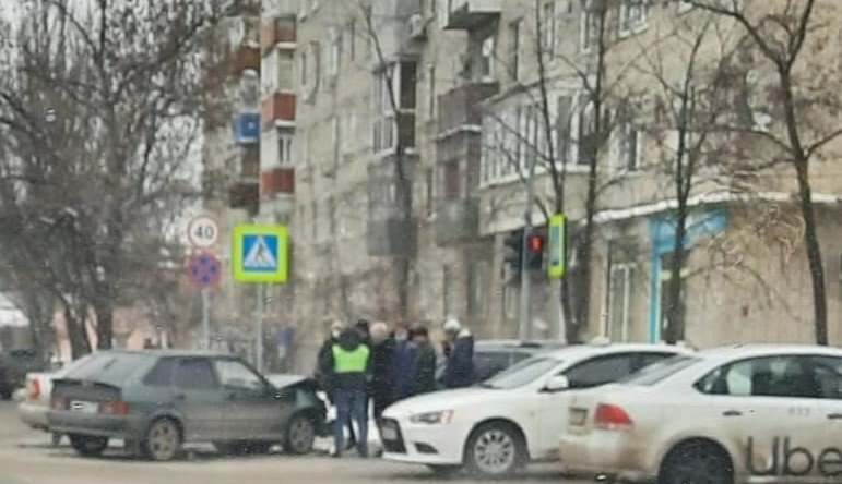 РОСТОВ. В Таганроге водитель пострадал во время аварии