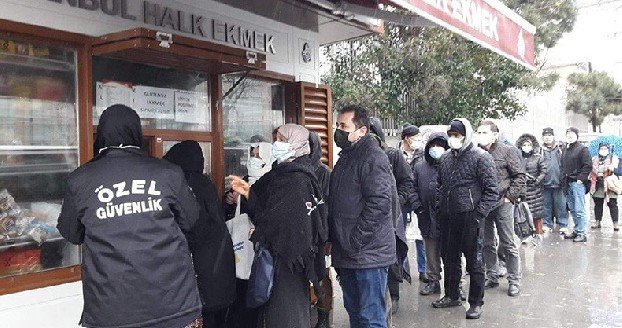 Стамбул: несмотря на метель, люди выстроились в огромную очередь за хлебом