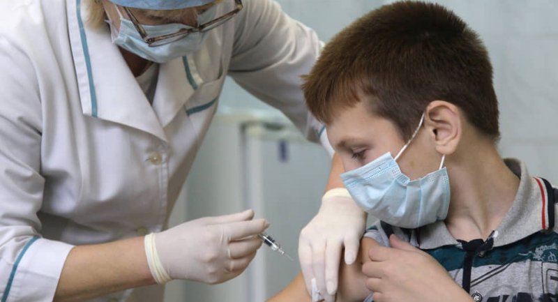 В Москве началась вакцинация подростков от COVID-19