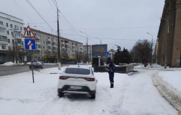 ВОЛГОГРАД. Утром на проспекте Ленина в Волгограде иномарка влетела в остановку