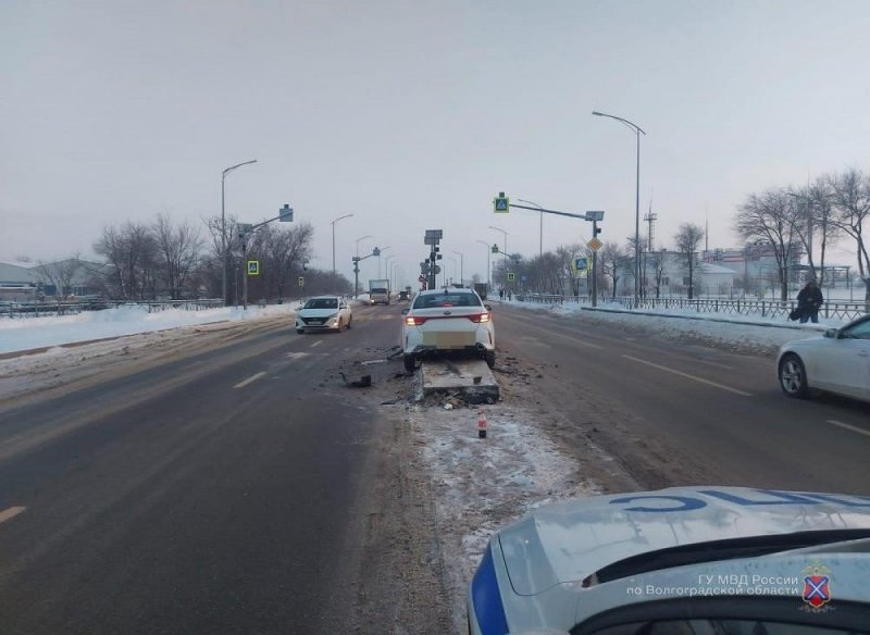 ВОЛГОГРАД. В Волгограде иномарку вынесло на отбойник