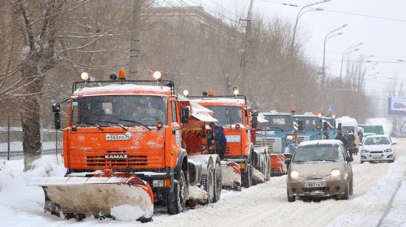 ВОЛГОГРАД. В Волгограде очищают ливневки от снежной шуги для отвода талых вод