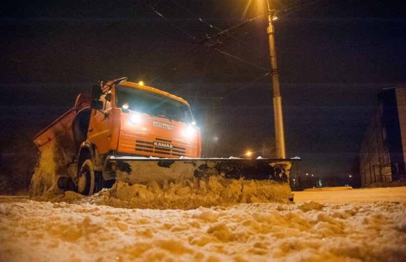 ВОЛГОГРАД. В Волгограде спецтехника вышла на дороги с началом снегопада