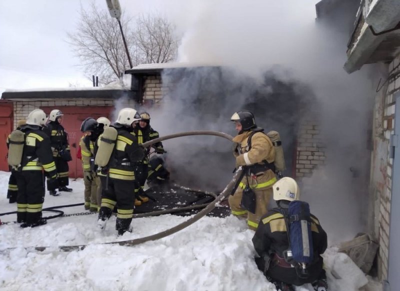 ВОЛГОГРАД. В Волгограде три часа тушили пожар в гараже, есть пострадавший