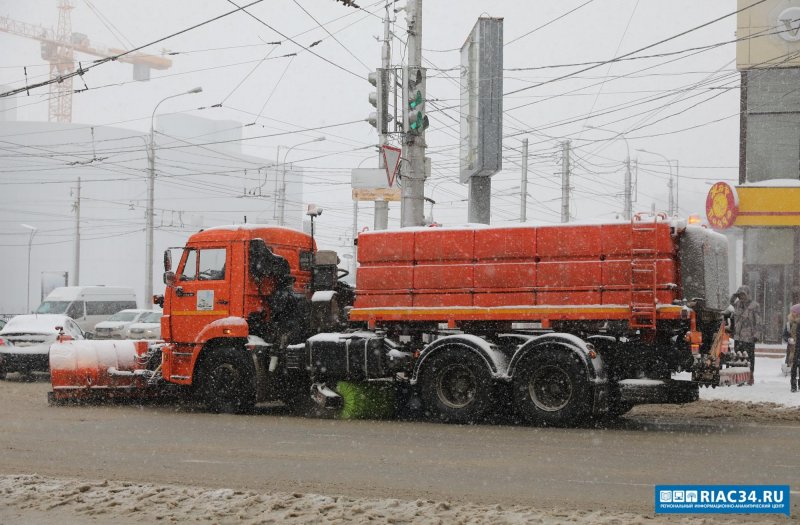 ВОЛГОГРАД. В Волгограде улицы от снега убирают свыше 100 единиц спецтехники