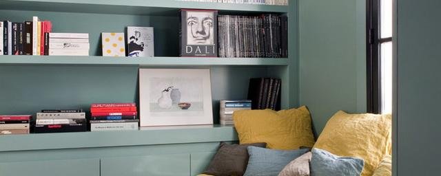 7 советов, как украсить книжный стеллаж в доме