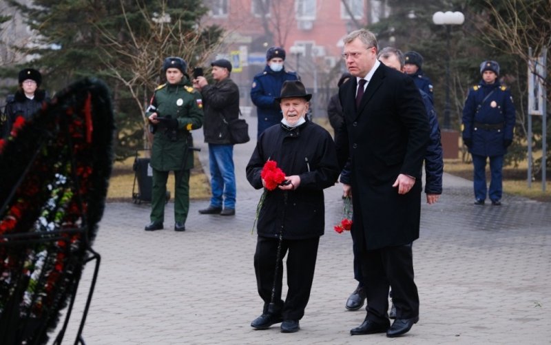 АСТРАХАНЬ. Астраханский губернатор возложил венок к Вечному огню