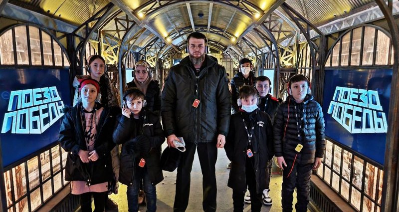 ЧЕЧНЯ. Офицеры Росгвардиие с детьми погибших сотрудников посетили передвижной музей «Поезд Победы»
