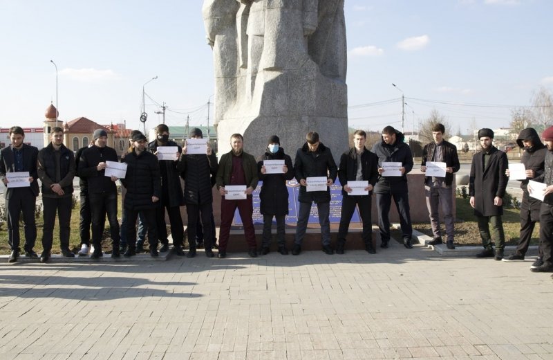 ЧЕЧНЯ. В Грозном прошел флешмоб в поддержку решения о признании ДНР и ЛНР