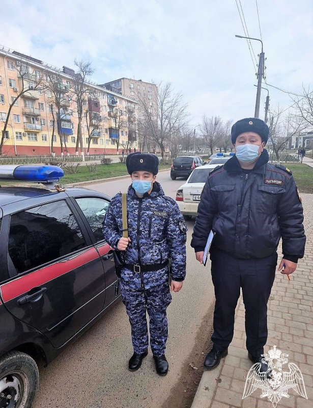 КАЛМЫКИЯ. РОСГВАРДЕЙЦЫ ПЕРЕДАЛИ ПОЛИЦЕЙСКИМ ПОДОЗРЕВАЕМОГО В ПРОТИВОПРАВНЫХ ДЕЙСТВИЯХ В ЭЛИСТЕ