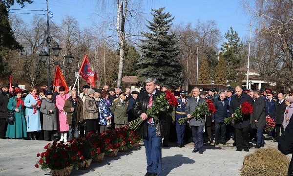 КБР. Глава КБР Казбек Коков принял участие в возложении цветов к мемориалу «Вечный огонь славы»