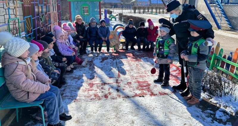 КБР. Сотрудники Госавтоинспекции Кабардино-Балкарии проводят уроки «Знакомство с ПДД» с воспитанниками детских садов