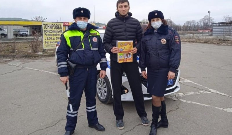 КБР. В Нальчике сотрудники полиции напомнили водителям Кабардино-Балкарии правила перевозки детей